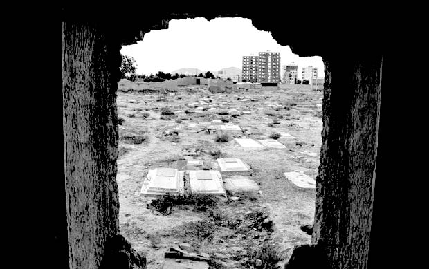 مکانی مرموز در دل ایران که غریبه‌ها در آن دوام نمی‌آورند/ از گورستان مخوف تا غسالخانه متروکه با زنجیر‌های زنگار بسته + تصاویر