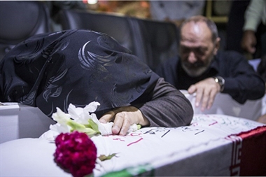 اولین دیدار پدر و مادر شهیدعبداللهی پس از ۳۷ سال با پیکر فرزندشان +فیلم