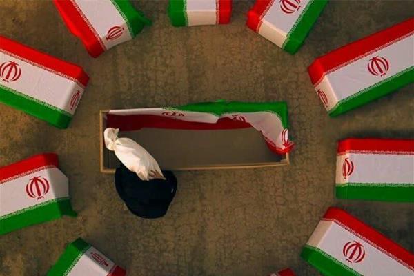 اولین دیدار پدر و مادر شهیدعبداللهی پس از 37 سال با پیکر فرزندشان +فیلم