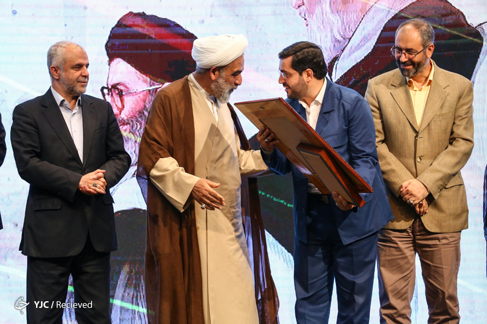 کتاب خاطرات منتشر نشده رهبر انقلاب رونمایی شد کتاب خاطرات منتشر نشده رهبر انقلاب رونمایی شد