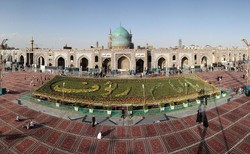 فرش گل مزین به القاب امام رضا(ع) در حرم منور رضوی