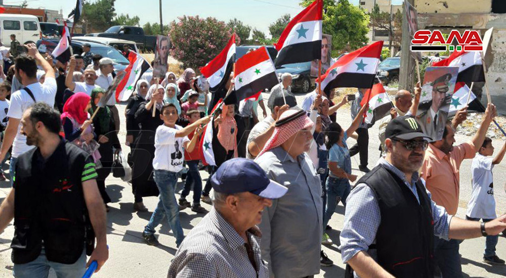 بازگشت صد&zwnj;ها خانواده آواره سوری به منازل خود در شهرک القصیر + تصاویر