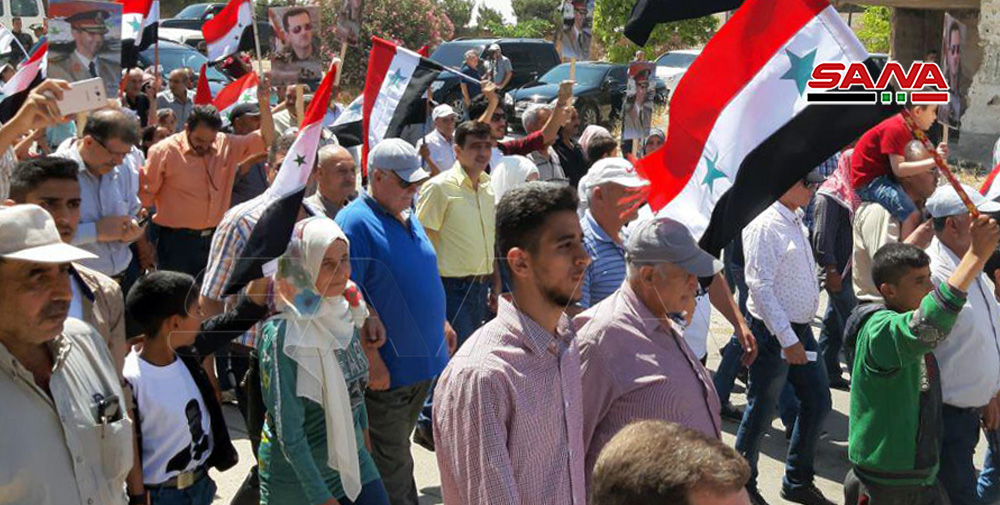 بازگشت صد&zwnj;ها خانواده آواره سوری به منازل خود در شهرک القصیر + تصاویر