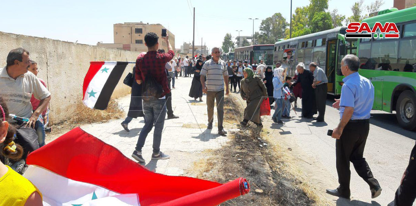 بازگشت صد&zwnj;ها خانواده آواره سوری به منازل خود در شهرک القصیر + تصاویر