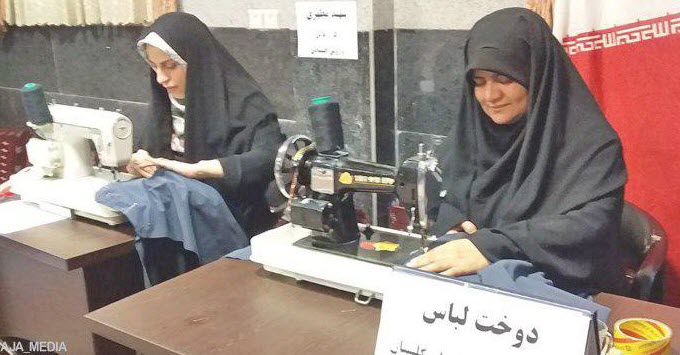 دوخت لباس برای مردم سیل زده توسط همسران کارکنان ارتش +عکس
