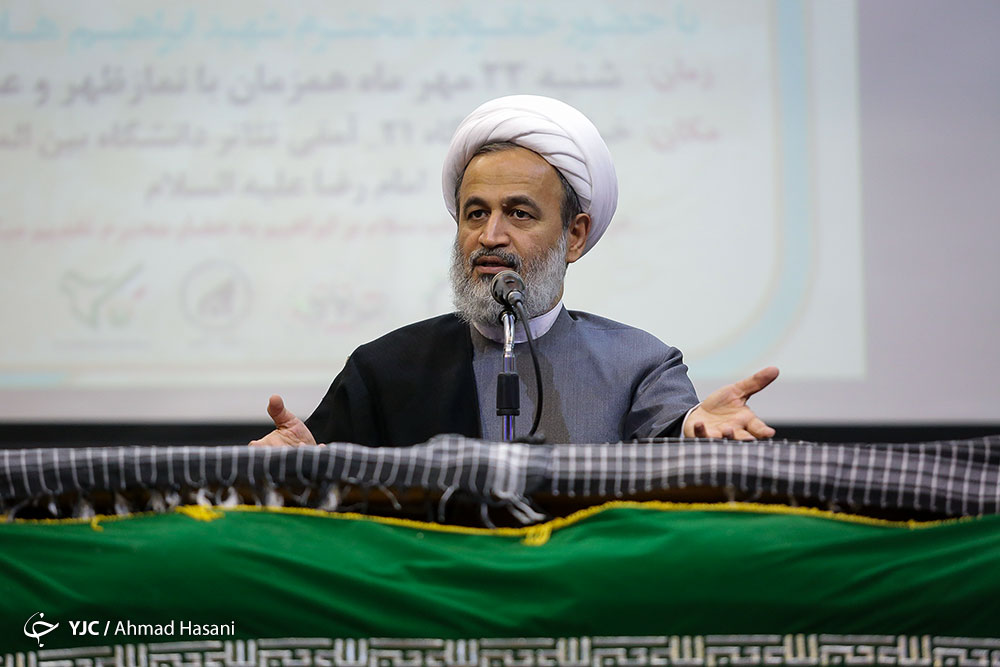 شادی فقط مخصوص دهه کرامت و مولودی نیست / مردم در عزاداری&zwnj;ها هم شاد هستند/ نباید بین عزداری و شادی دو گانگی ایجاد کنیم /