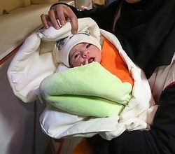 نخستین کودک در مناطق زلزله&zwnj;زده متولد شد؛ فاطمه&zwnj;زهرا هدیه خدا پس از وقوع حادثه + عکس