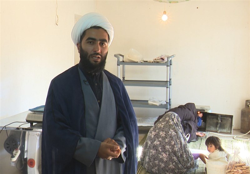خدمت بدون منت یک روحانی جهادگر &zwnj;&zwnj;&zwnj;&zwnj;برای اهالی روستا + عکس