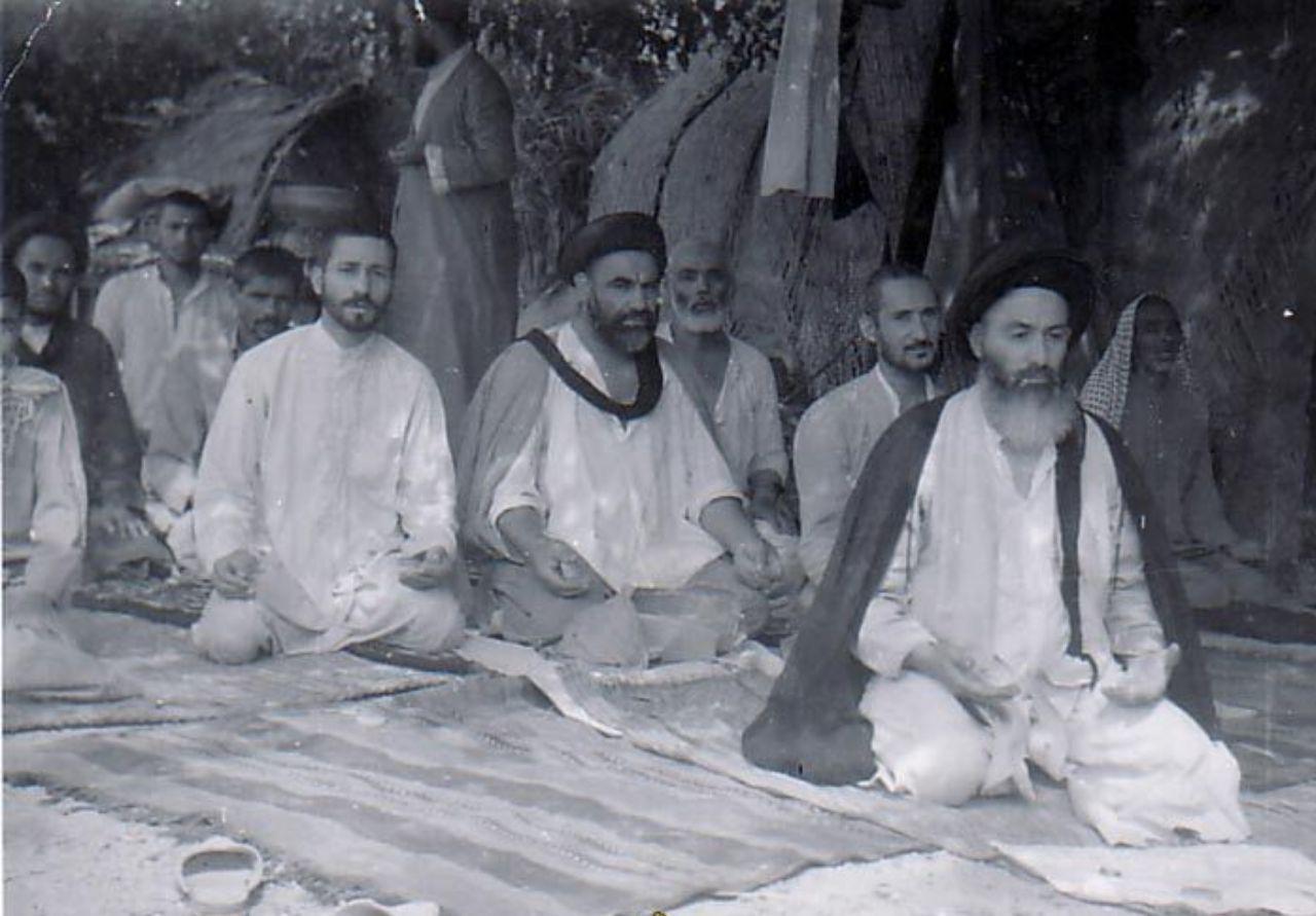 نماز جماعت ایت الله شاهرودی در مسیر پیاده روی اربعین +عکس