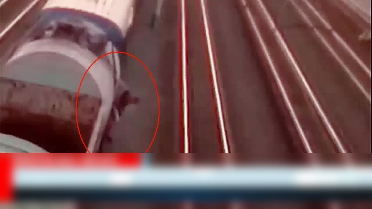 فرار باورنکردنی نوجوان خام از مرگ حتمی روی سقف قطار! + فیلم///