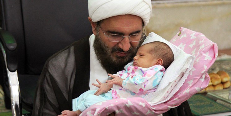 سنت اذان گفتن به گوش نوزادان/ آموختن اصول دین در بدو ورود به دنیا
