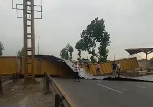 سقوط پل عابرپیاده در جاده گرگان + فیلم