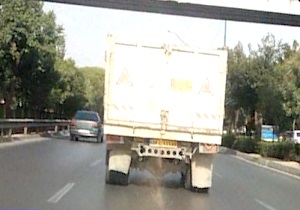 حمل عجیب خاک با کامیون! + فیلم