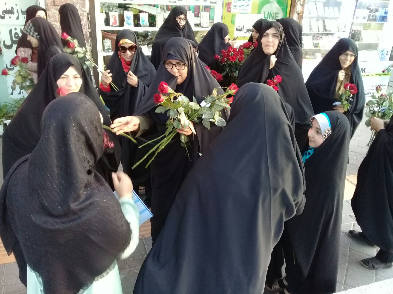 اهدای ۶۰۰شاخه گل رز به بانوان محجبه در تربت جام
