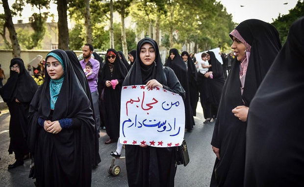 اجتماع بانوان محجبه در امامزاده صالح (ع)/ قرائتی: حجاب نمی تواند اختیاری باشد