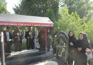 بانوان مهابادی مزار شهدا را گلباران کردند
