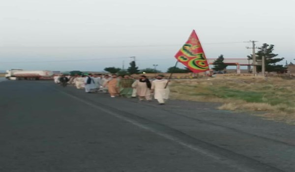 حرکت کاروان پیاده زوار افغانستانی به سمت مشهد مقدس+ تصاویر
