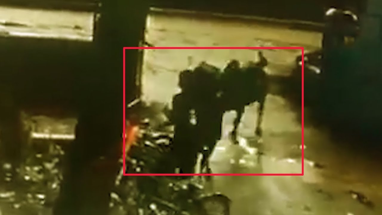 لحظه وحشتناک حمله گاو به جوان دانشجو در حیاط دانشگاه! + فیلم////