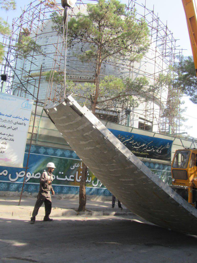 جداسازی و پیاده&zwnj;سازی قطعات گنبد جدید حرم امام حسین (ع) برای انتقال به کربلا+ عکس
