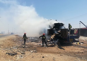 حریق کامیون ۱۸ چرخ حامل بار مقوا