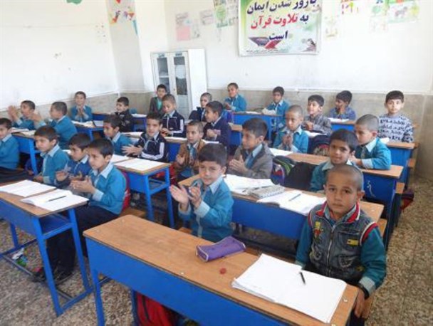 به دانش آموزان منطقه موسیان نوشت افزار رایگان اهدا می گردد
