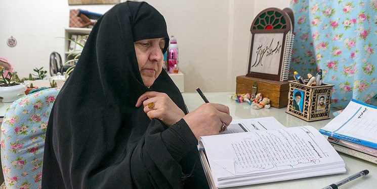 زیر و بم زندگی بانوی ۶۱ ساله پس از شکست سرطان به سراغ تحصیل رفت + تصاویر