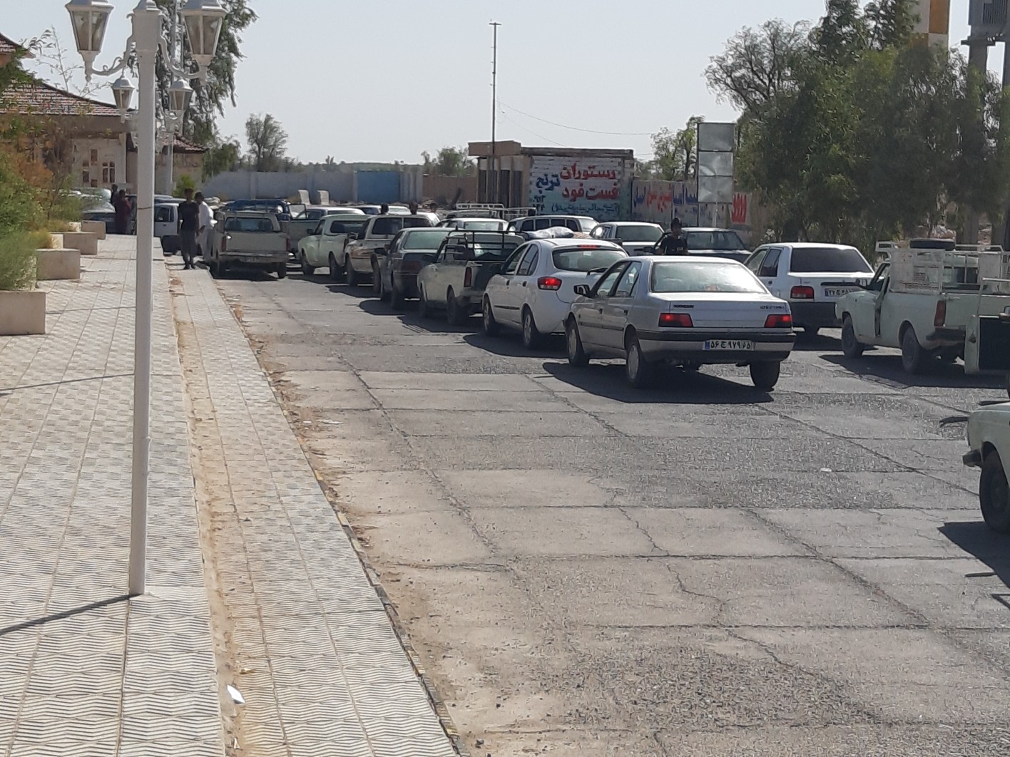 قاچاقچیان سوخت از سیستان و بلوچستان به ریگان آمده اند/ صف‌های طولانی بنزین برای شهری کوچک