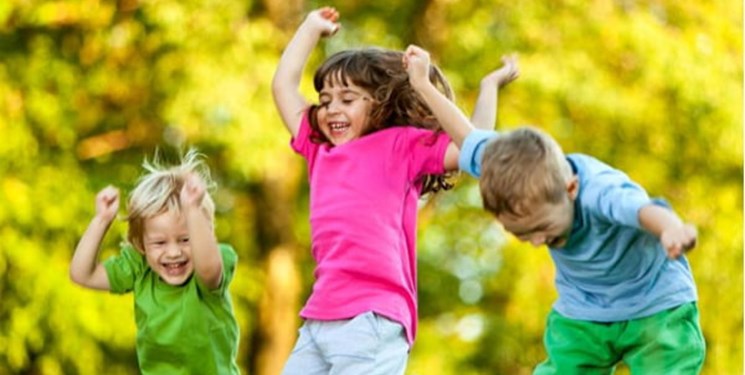 بازی کردن کودکان با یکدیگر، راهی برای تقویت یادگیری زبان
