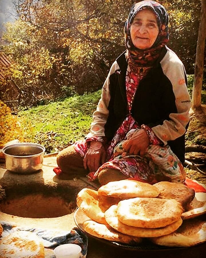 اقتصاد روستایی در گرو حمایت از اقامت گاه&zwnj;های بوم گردی/آموزش به توریست در راستای حفظ بافت سنتی و پوششی روستا