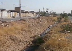 وضعیت نامناسب فاضلاب مجاورت منطقه مسکونی در شوشتر + فیلم