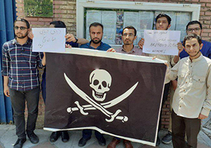 هدیه دانشجویان ایرانی به سفیر انگلیس + فیلم