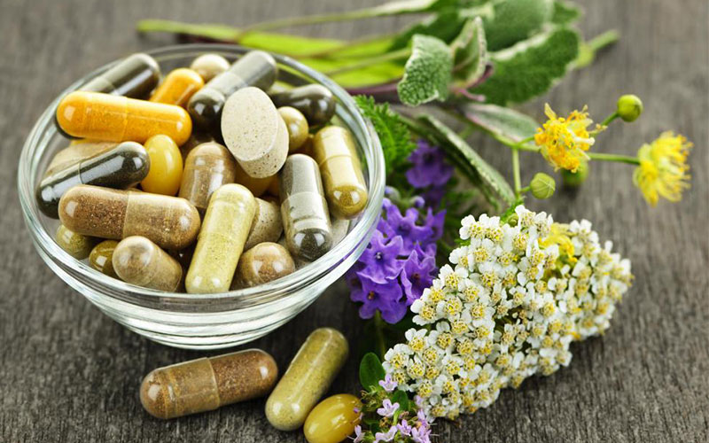 دارو‌های گیاهی در آستانه خروج از پوشش بیمه‌ای/ افزایش قیمت فرآورده‌های طبیعی در سال ۹۷