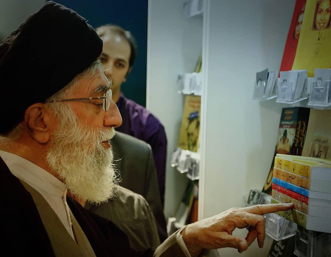 رهبرانقلاب:من خلاصه انگلیسی کتابهای جین آستین ،از جمله کتاب غرور و تعصب را خواندهام رهبرانقلاب:من خلاصه انگلیسی کتابهای جین آستین ،از جمله کتاب غرور و تعصب را خواندهام