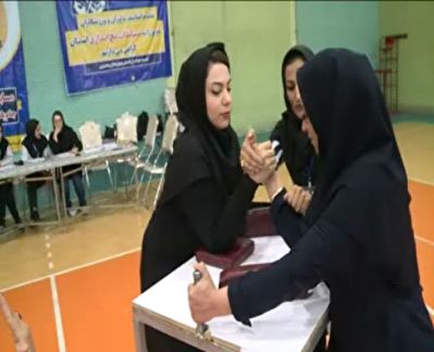 مچ انداختن زنان با یکدیگر در مسابقه&zwnj;ای جالب + فیلم