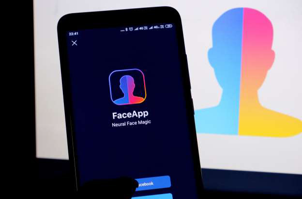 آموزش حذف اطلاعات از نرم&zwnj;افزار FaceApp