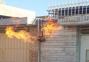 آتش سوزی خودرو در برخورد با علمک گاز