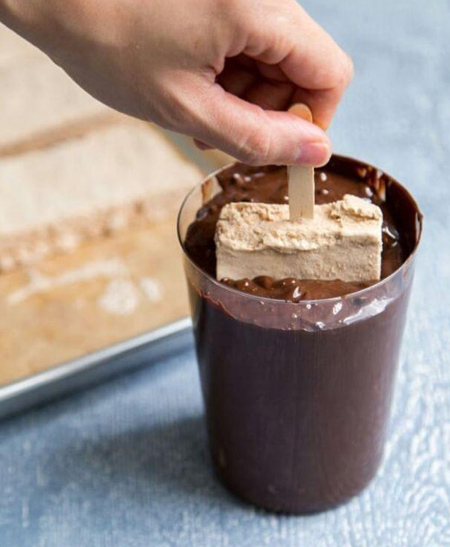 بستنی چوبی پودینگی با روکش شکلاتی + طرز تهیه بستنی چوبی پودینگی با روکش شکلاتی + طرز تهیه