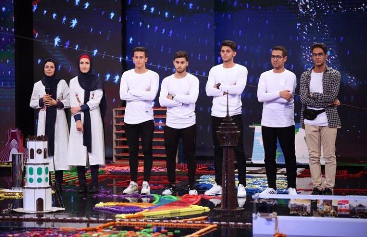هیجان انگیزترین اجرای عصرجدید با پرش از روی میخ های آتشی رقم خورد/ شوخی علیخانی با املت خوردن داوران+ فیلم