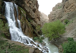مرتع یا ایستگاه اتوبوس؟!/ دپوی زباله در فضای سبز!!!/ آبشار &laquo;ماهیچال&raquo; از دیدنی&zwnj;های الیگودرز + فیلم و تصاویر