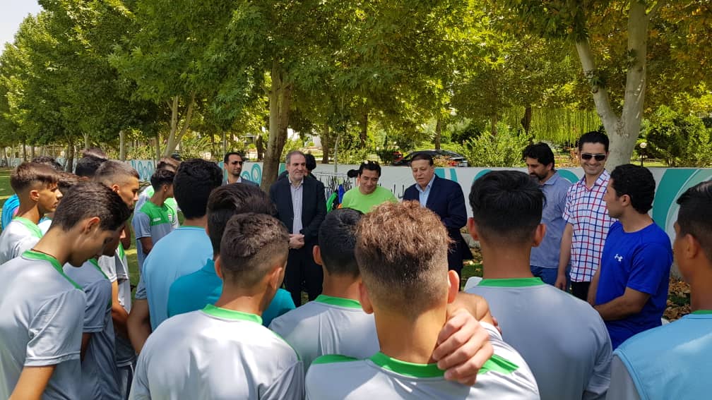 خداداد عزیزی در تمرین تیم ملی نوجوانان حاضر شد