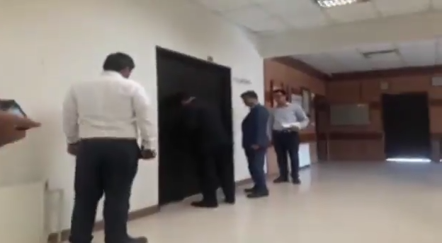 در شهرداری به روی شهردار قفل شد! +فیلم