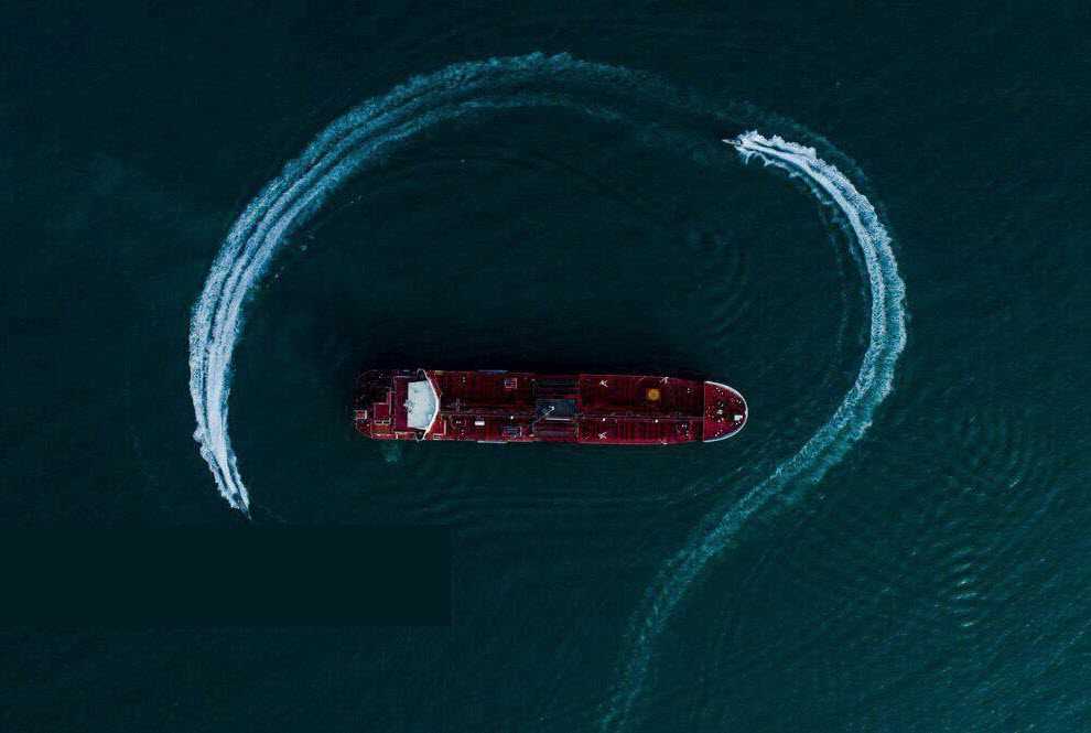 فیلمی از مانور&zwnj;قایق&zwnj;های تندرو سپاه در اطراف نفتکش انگلیسی
