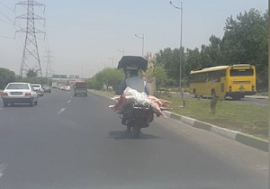 حمل غیر بهداشتی گوشت گرم با موتورسیکلت! + فیلم