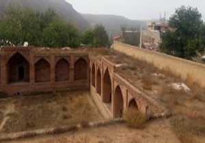 ساماندهی و مرمت بام کاروانسرای تاریخی خرزان در استان قزوین