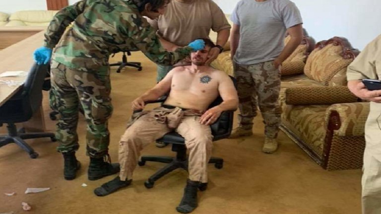 خلبان مزدور آمریکایی پس از آزادی در لیبی به عربستان منتقل شد + عکس
