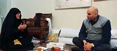 دیدار علی مشهدی با مادر دو شهید + فیلمروایت جالب مادر دو شهید از مورد شفاعت قرار نگرفتن میهمانان + فیلم