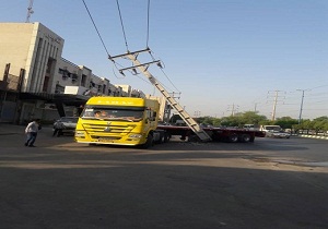 برخورد تریلر با پایه برق، مناطقی از اهواز را خاموش کرد