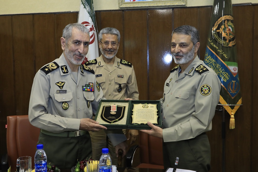 فرماندهان پیشکسوت ارتش ستارگان درخشان آسمان ایران اسلامی هستند