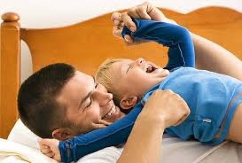 چرا نباید بچه ها را قلقلک بدهیم؟ چرا نباید بچه ها را قلقلک بدهیم؟