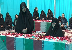 وداع خانواده شهید با پیکر دو کبوتر گلگون کفن در اصفهان